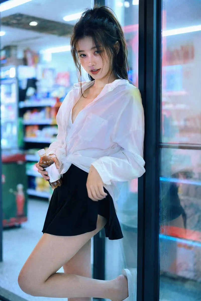 便利店霓虹照片