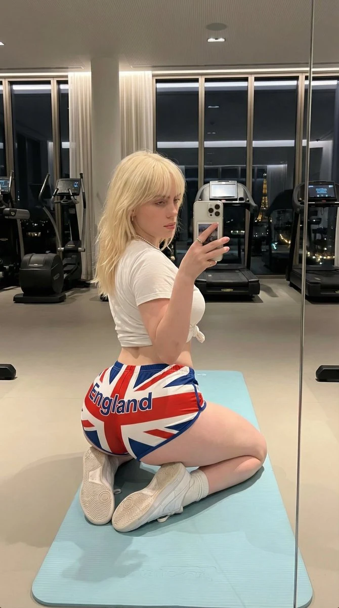 Exaggerated Hourglass Gym Mirror Selfie