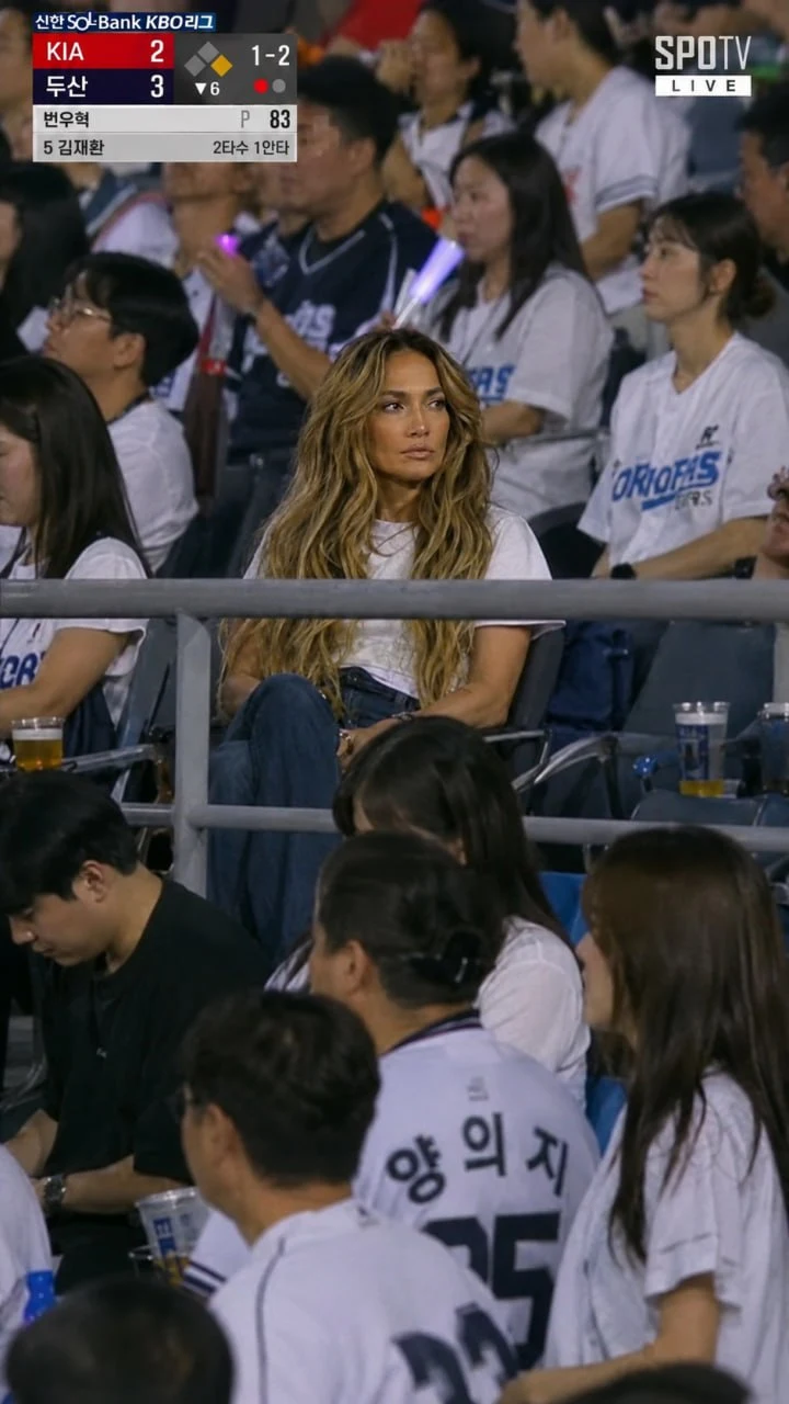candid korean-baseball stadium crowd broadcast